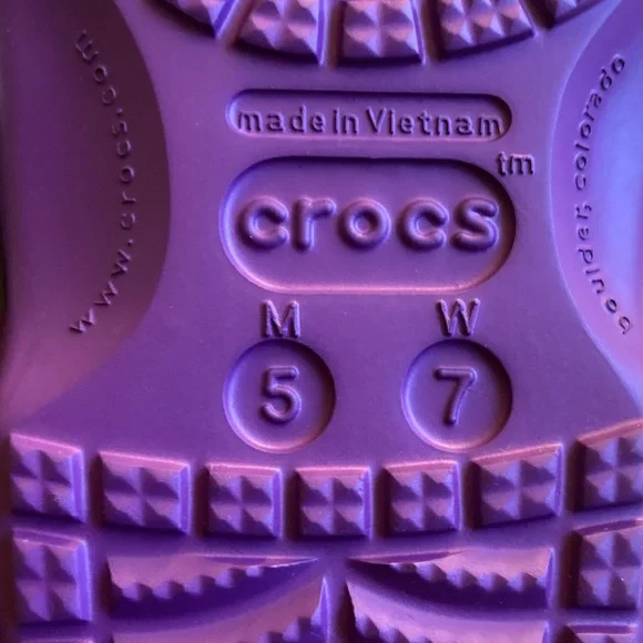 Women’s size 7 / Men’s size 5 purple CROCS
NWT - Picture 3 of 5